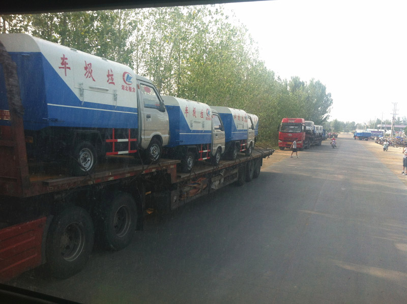圖為準(zhǔn)備發(fā)車至山西的小型<a href=http://www.wuxinglock.com/ljc target=_blank class=infotextkey>垃圾車</a>