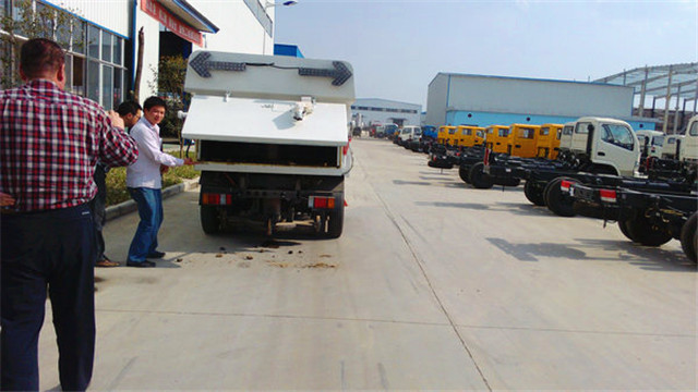 內(nèi)蒙客商正在參觀五十鈴<a href=http://www.wuxinglock.com/saoluche/ target=_blank class=infotextkey>掃路車</a>