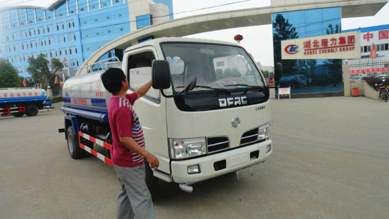 正在給5噸<a href=http://www.wuxinglock.com/ssc target=_blank class=infotextkey>灑水車</a>做出廠前準備