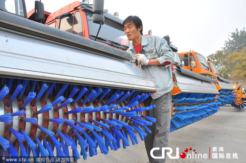 2012年11月3日上午，北京，工作人員正在對多功能除雪車進(jìn)行檢修調(diào)試。