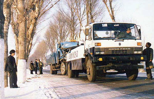 大型清障車(chē)將事故車(chē)拖走作業(yè)