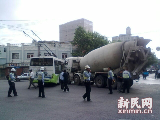 一輛19路電車在新閘路成都北路路口被一輛水泥<a href=http://www.wuxinglock.com/jbc/ target=_blank class=infotextkey>攪拌車</a>攔腰撞擊，車毀嚴重。通訊員 殷佳維 攝