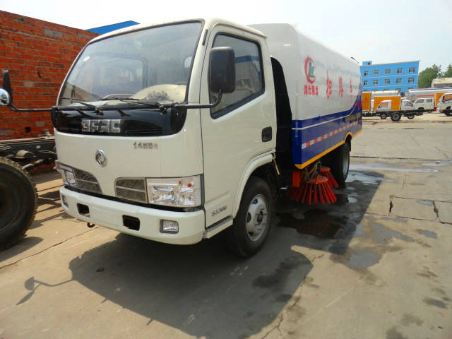  東風福瑞卡道路清掃車（<a href=http://www.wuxinglock.com/saoluche/ target=_blank class=infotextkey>掃路車</a>）