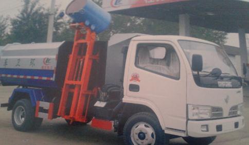 掛桶<a href=http://www.wuxinglock.com/ljc target=_blank class=infotextkey>垃圾車</a>裝卸垃圾桶圖片