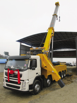昨日，目前國內最大噸位的道路<a href=http://www.wuxinglock.com/qzc/ target=_blank class=infotextkey>清障車</a>正式“落戶”貴陽。該清障車車價近300萬元，集吊裝、拖車于一體，最大起吊高度13.2米，最大拖牽重量54噸，最大起吊重量60噸，可安全快速地對交通事故中側翻的重型貨車、重型<a href=http://www.wuxinglock.com/ygc/ target=_blank class=infotextkey>油罐車</a>等進行起吊、救援和拖運，及時恢復現場交通。曾秦 攝