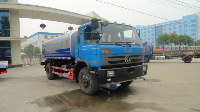 程力廠門 前的東風(fēng)153<a href=http://www.wuxinglock.com/ssc target=_blank class=infotextkey>灑水車</a>