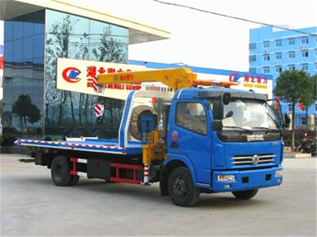 出廠前的東風(fēng)多利卡平板帶吊機(jī)清障車(chē)